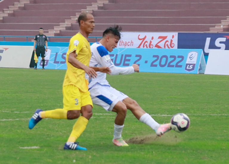Đội trưởng Danh Lương Thực cùng đồng đội có được 1 điểm trên sân Việt Trì. Ảnh: VFF