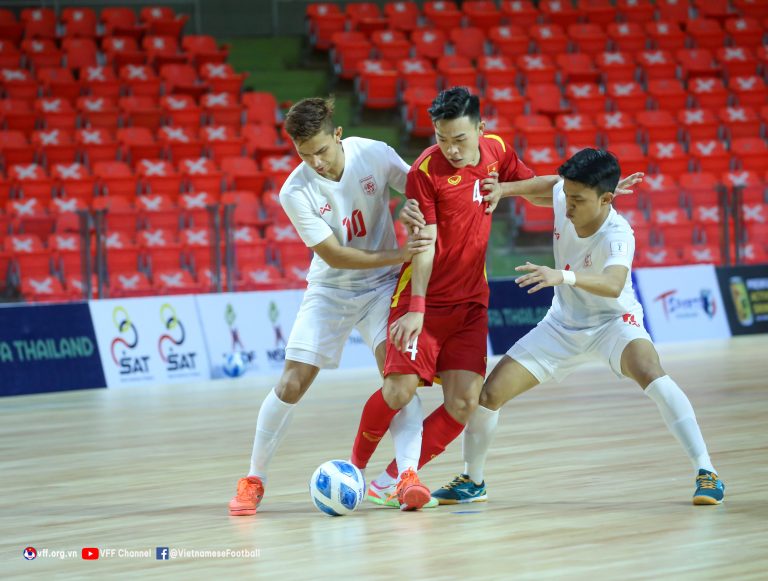 Các cầu thủ áo trắng Myanmar giành được 1 điểm trước tuyển Futsal Việt Nam. Ảnh: VFF