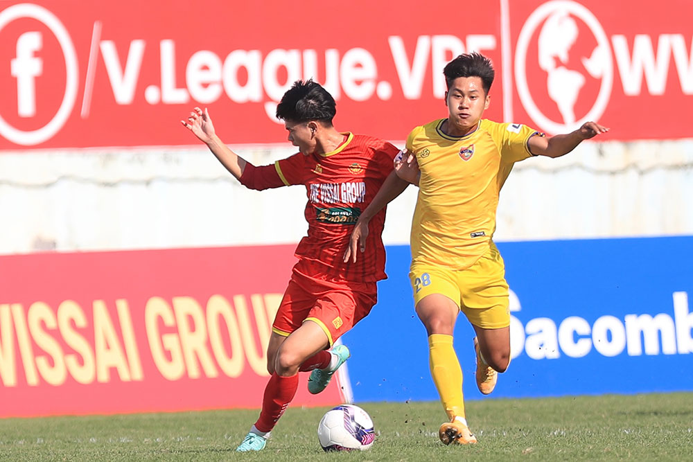Tiền vệ Trần Minh Hiếu (số 28) chùng đồng đội nhận thất bại đầu tiên tại Giải hạng Nhất 2022. 