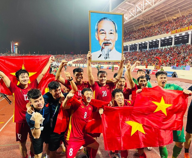 Cầu thủ Phan Tuấn Tài (số 12) cùng đồng đội ăn mừng chức vô địch sau khi vượt qua Thái Lan. Ảnh: Tuấn Nguyễn