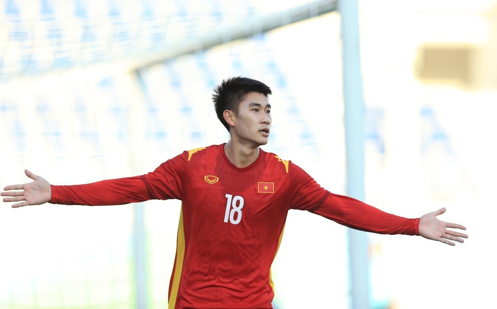 Nhâm Mạnh Dũng mở tỉ số 1-0, đưa Việt Nam vào tứ kết Cúp bóng đá U23 châu Á. Ảnh Internet