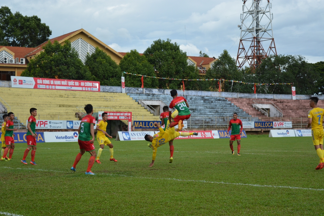 Các cầu thủ áo sẫm Bình Phước thất thủ 1-2 trước chủ nhà Đắk Lắk.