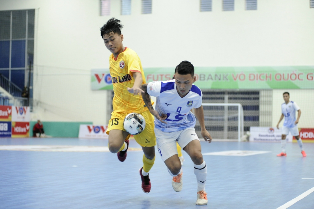 Cầu thủ số 15 Cao Văn Kiên của Hưng Gia Khang Đắk Lắk cùng đồng đội không thể ngăn cản nhà đương kim vô địch.