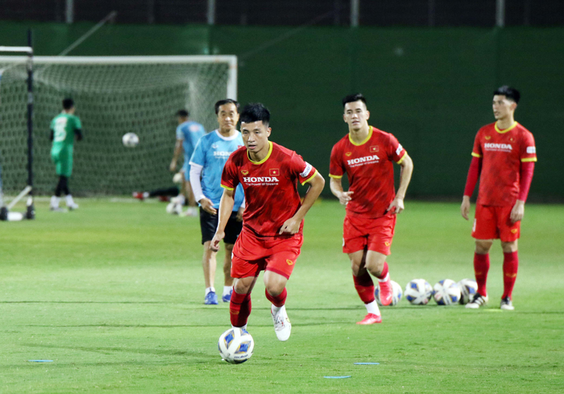 Các cầu thủ Việt Nam tập luyện chuẩn bị cho trận gặp tuyển Trung Quốc. Ảnh: VFF