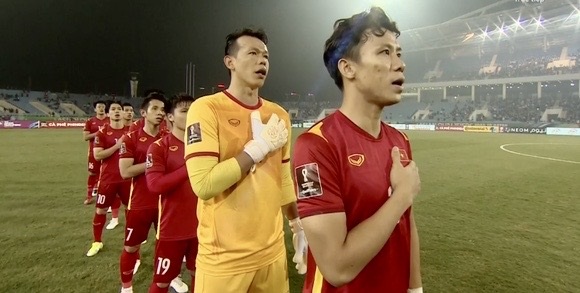 Tuyển Việt Nam chào cờ trước trận đấu. Ảnh: Internet