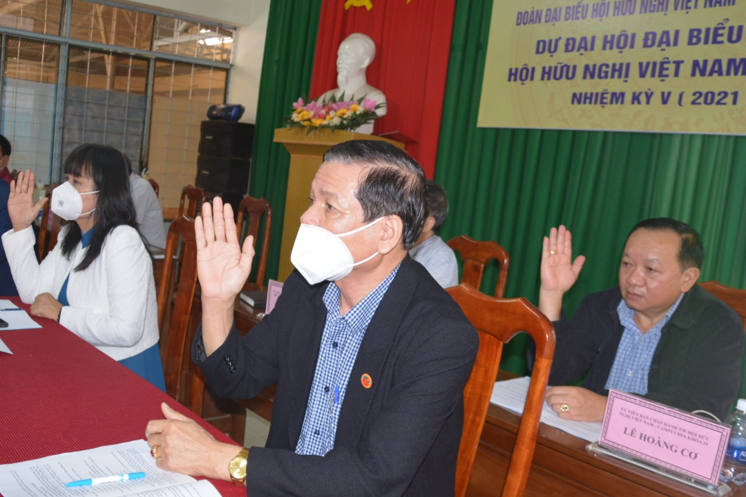 Các đại biểu tại điểm cầu Đắk Lắk biểu quyết thông qua công tác nhân sự.