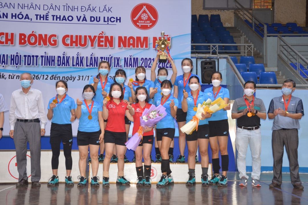 Ban tổ chức trao cúp vô địch cho đội TP. Buôn Ma Thuột.