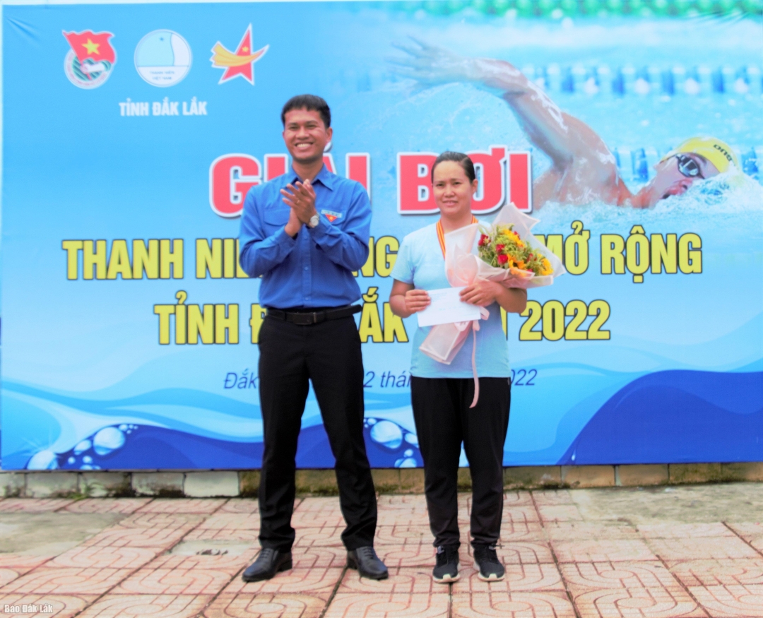 Ban tổ chức trao giải Nhất nội dung bơi 50m nữ