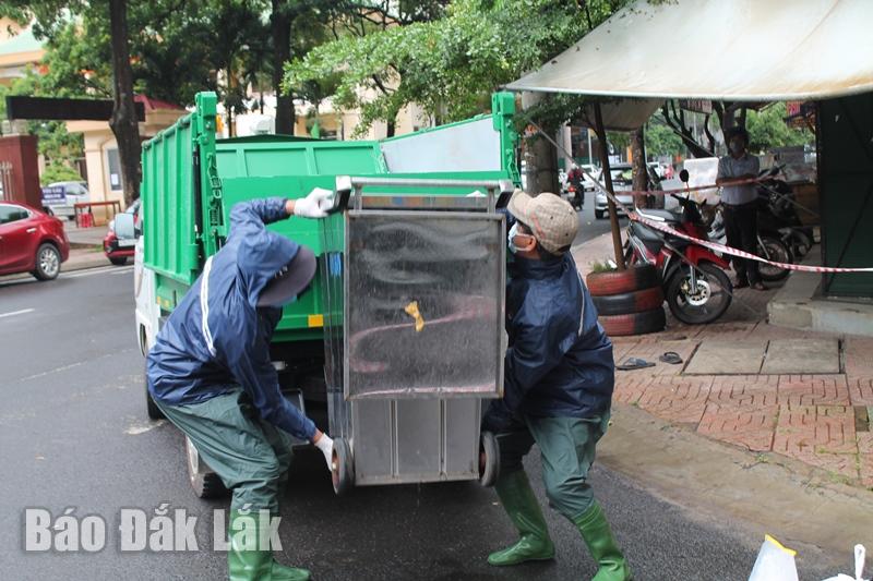Công nhân vệ sinh môi trường thu gom rác thải đưa đi xử lý