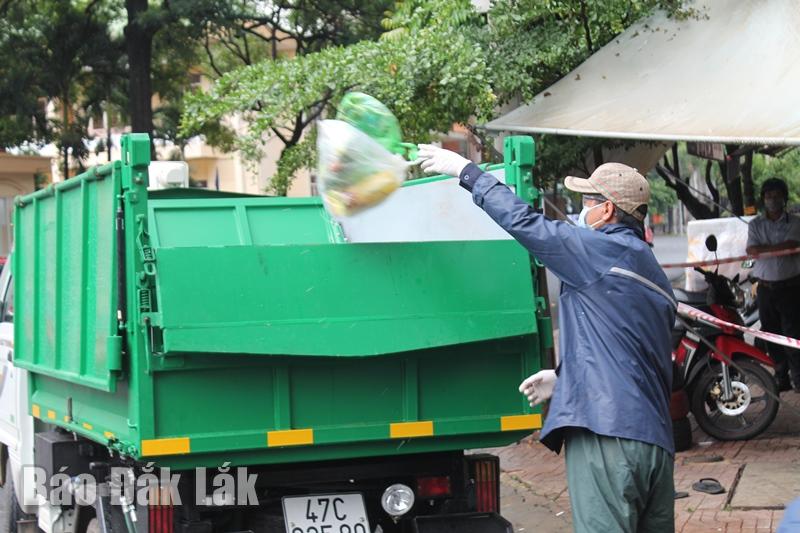 Công nhân vệ sinh môi trường thu gom rác thải trên địa bàn TP. Buôn Ma Thuột. (Ảnh minh họa)