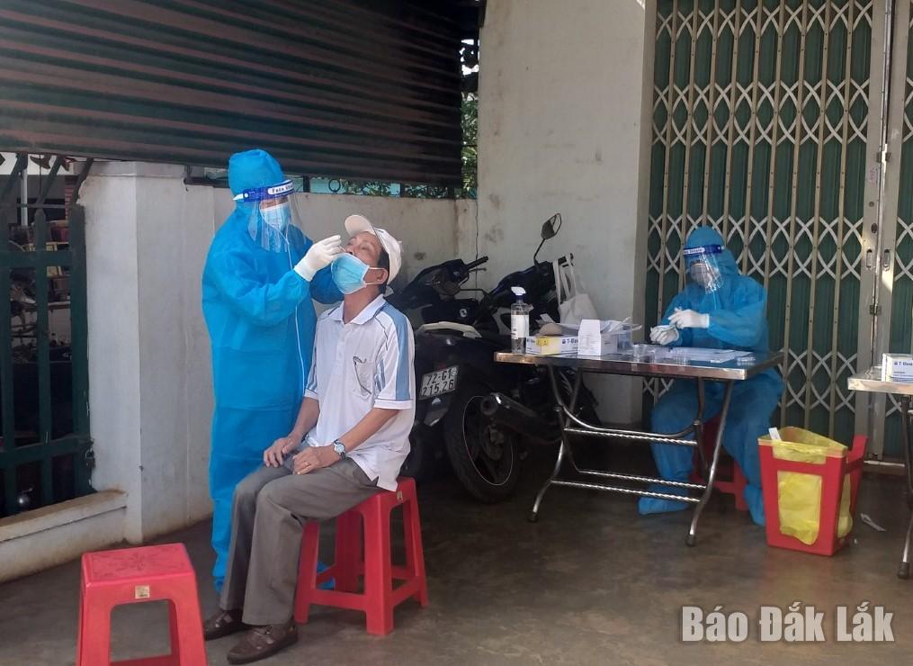 Lực lượng y tế xét nghiệm cho người dân trên địa bàn phường Tân Thành, TP. Buôn Ma Thuột. (Ảnh minh họa)