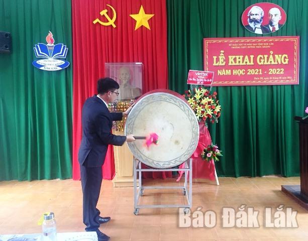 Đánh trống khai giảng năm học mới 2021-2022 tại Trường THPT Huỳnh Thúc Kháng