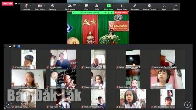 Cán bộ, giáo viên và học sinh Trường Tiểu học Nguyễn Tất Thành tham dự lễ khai giảng trực tuyến