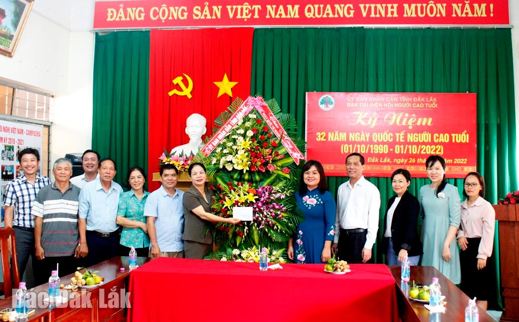 Phó Chủ tịch UBND tỉnh HYim Kđoh tặng hoa chúc mừng Hội Người cao tuổi tỉnh