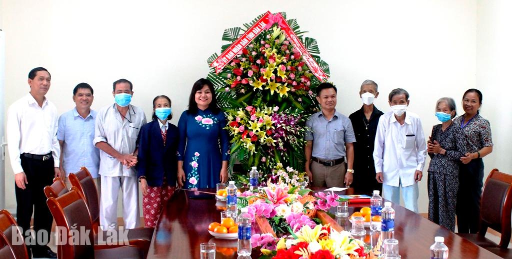 Đoàn công tác tặng hoa chúc mừng người cao tuổi tại Trung tâm Bảo trợ xã hội tỉnh
