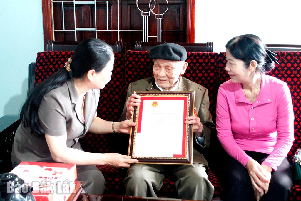 Đại diện Hội Người Cao tuổi tỉnh trao Thiếp mừng thọ của Chủ tịch nước tặng cụ Trương Văn Lân (xã Quảng Tiến, huyện Cư Mgar) tròn 100 tuổi.