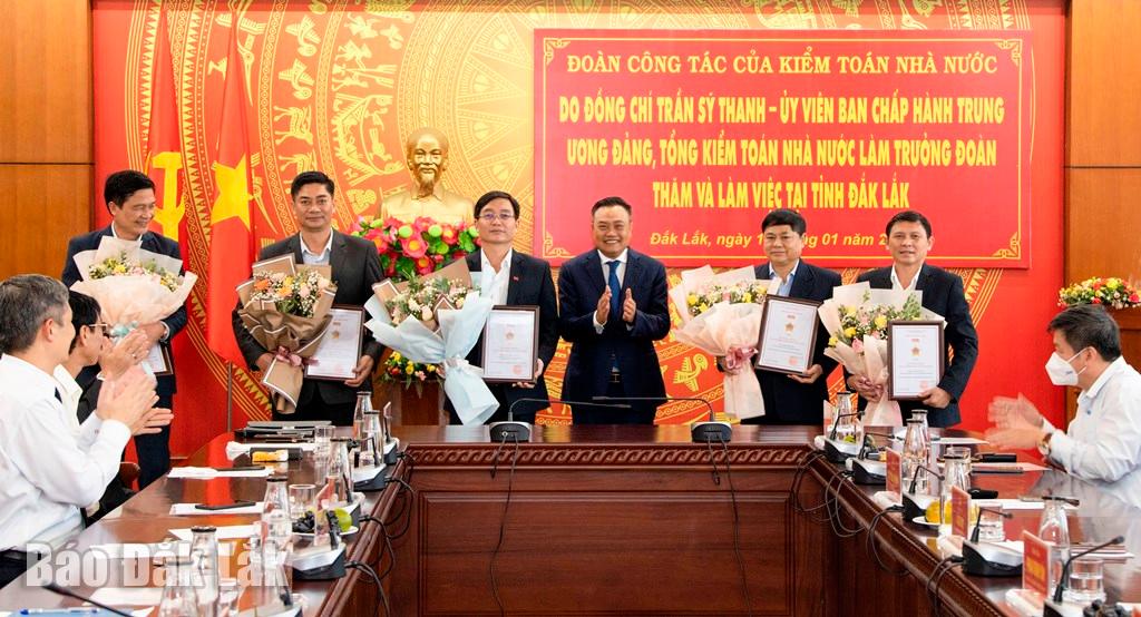 Ủy viên Ban Chấp hành Trung ương Đảng, Tổng Kiểm toán Nhà nước Trần Sỹ Thanh trao Kỷ niệm chương Vì sự nghiệp