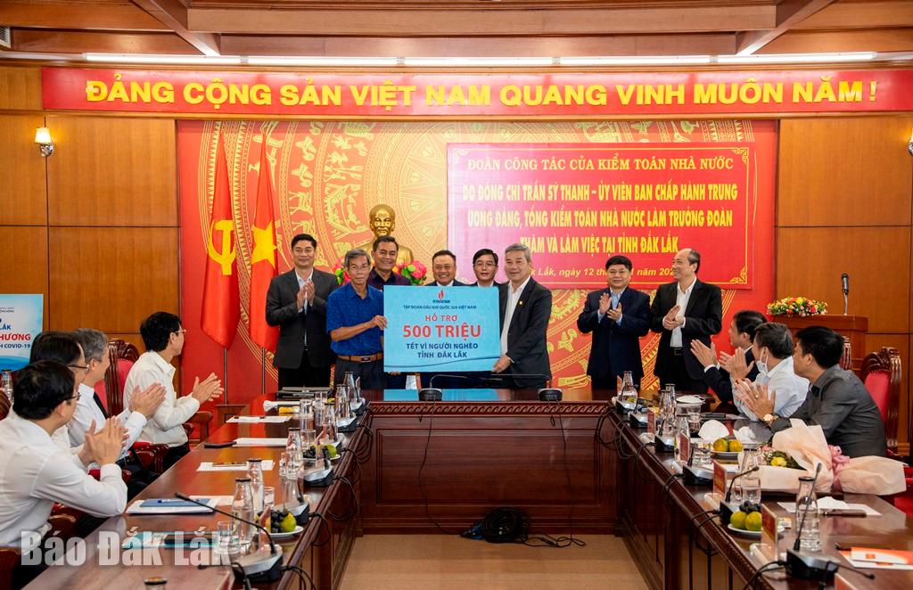 Bí thư Tỉnh ủy Nguyễn Đình Trung cùng các đồng chí lãnh đạo tỉnh tiếp nhận kinh phí tặng quà người nghèo trên địa bàn nhân dịp Tết Nguyên đán Nhâm Dần
