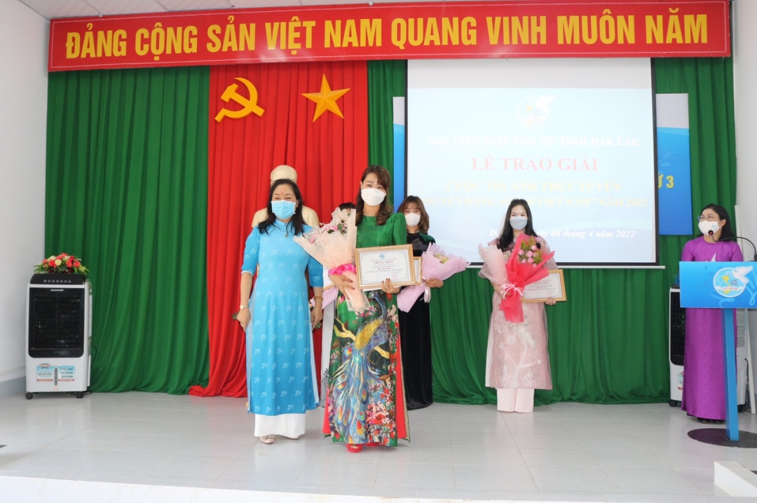 Ban tổ chức trao giải Nhất cho thí sinh Đỗ Thị Mai Phương