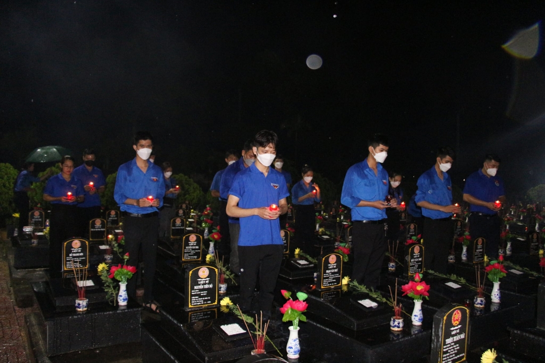 Đoàn viên thanh niên thắp nến tri ân tại Nghĩa trang Liệt sĩ tỉnh