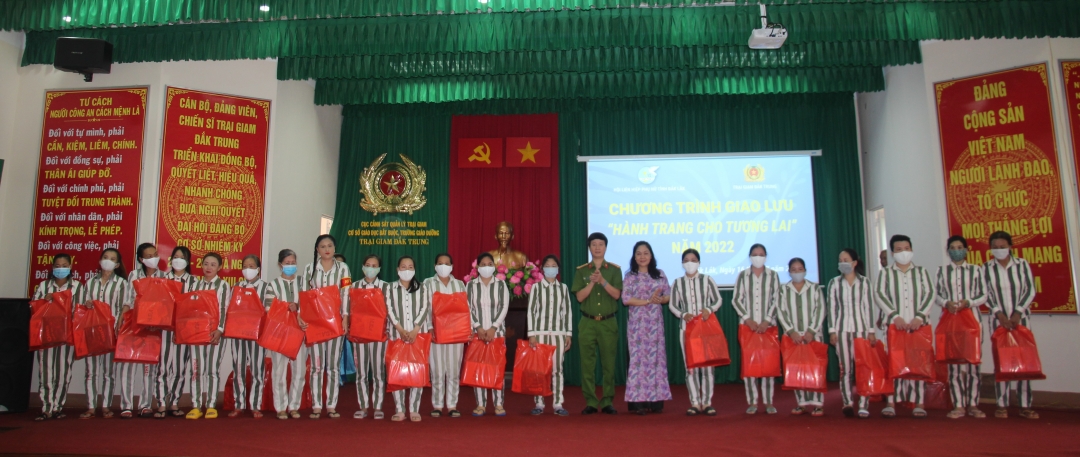 Đại diện Hội LHPN tỉnh và Trại giam Đắk Trung tặng quà cho các nữ phạm nhân có thành tích cải tạo tốt.