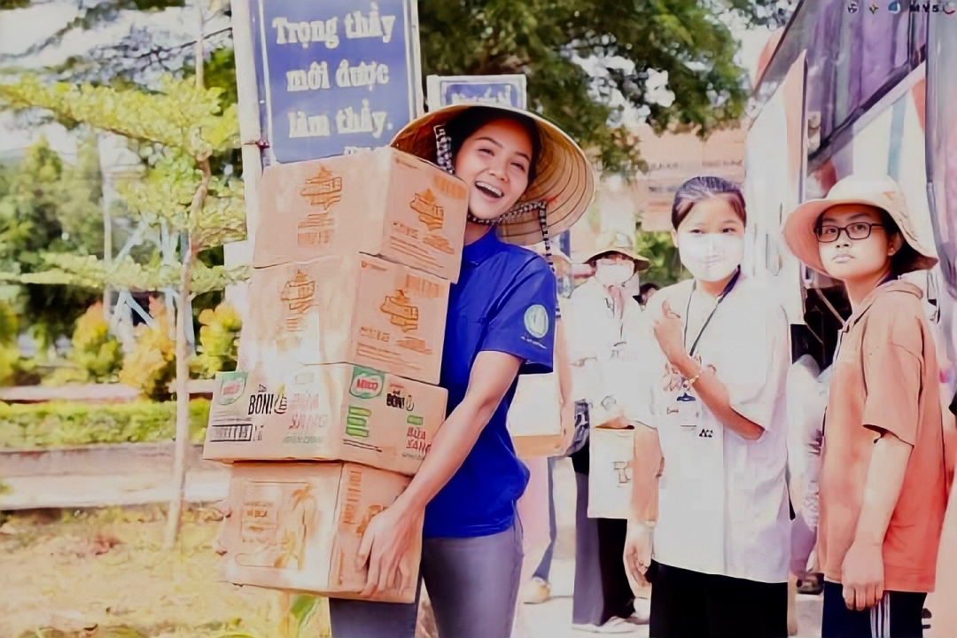 Hoa hậu Hoàn vũ Việt Nam 2017 H’Hen Niê tham gia hoạt động tình nguyện tại chương trình.