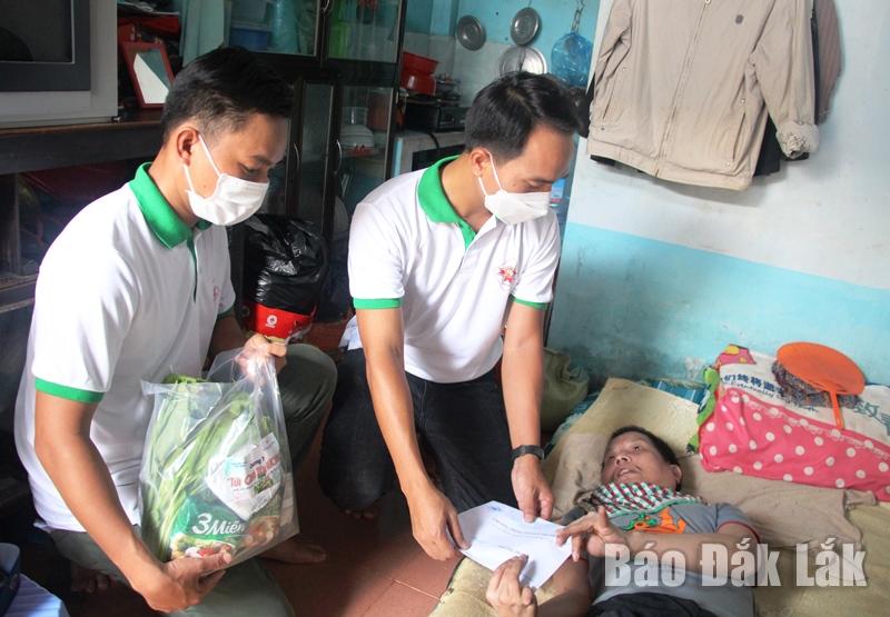 Tặng quà người dân có hoàn cảnh khó khăn tại phường Tân Tiến