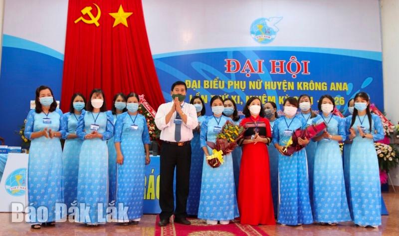 Đại diện lãnh đạo Hội LHPN tỉnh và Huyện ủy Krông Ana tặng hoa chúc mừng Ban Chấp hành mới