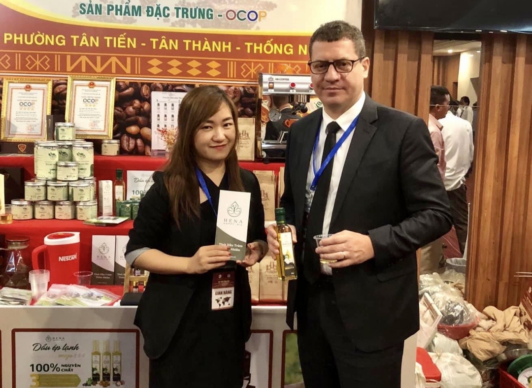 Chị Tống Thị Hoài Phương giới thiệu sản phẩm tinh dầu do HTX sản xuất.