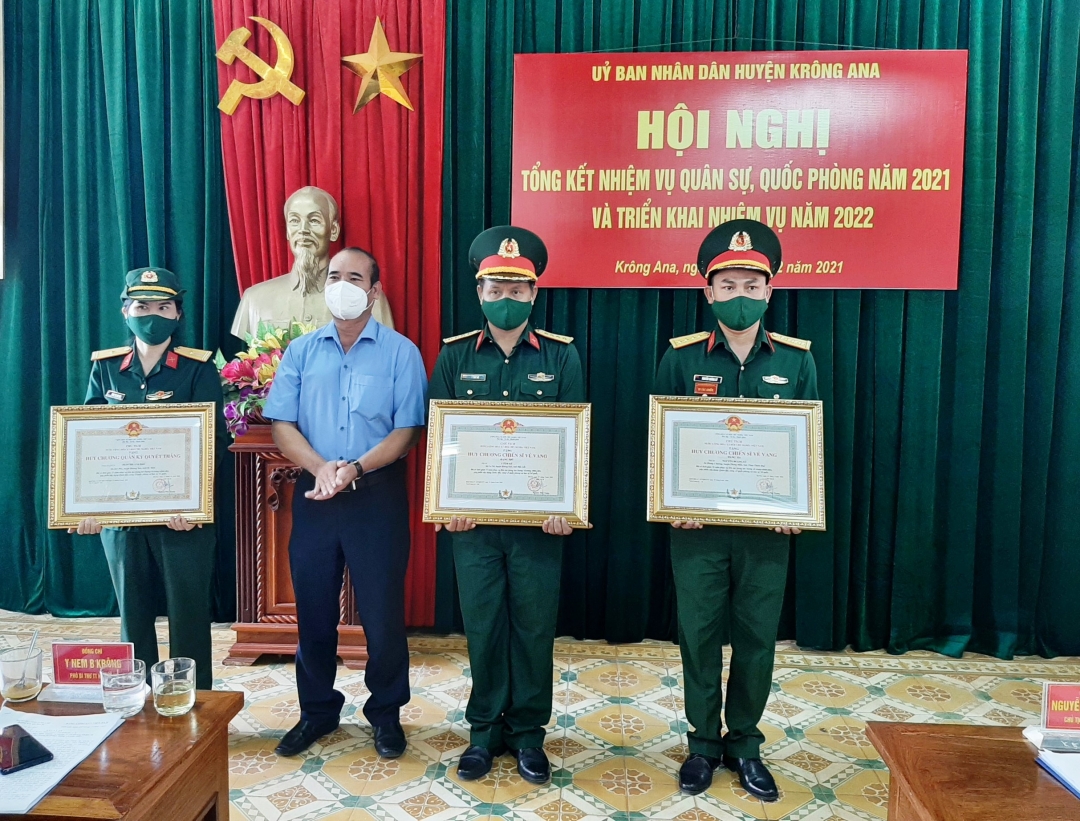Huy chương “Quân kỳ Quyết thắng” cho Thiếu tá QNCN Phan Thị Anh Đào; trao Huy chương “Chiến sĩ vẻ vang hạng Nhì”