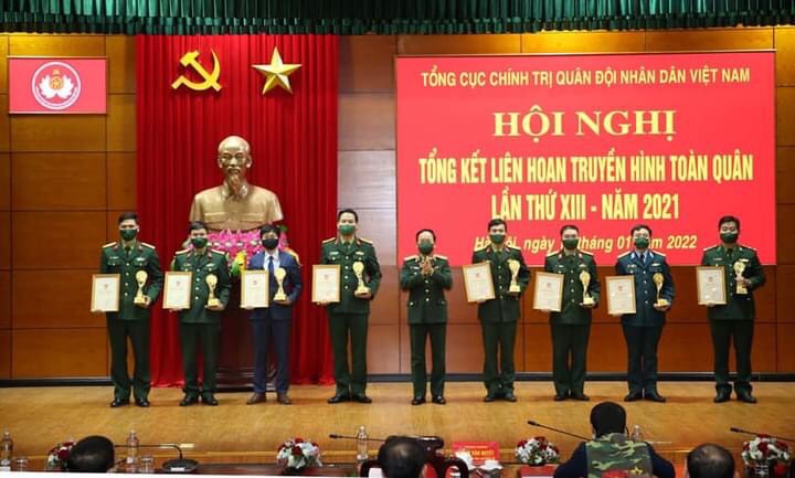 Lãnh đạo Tổng cục Chính trị QĐND Việt Nam trao Huy chương Vàng cho các đơn vị.