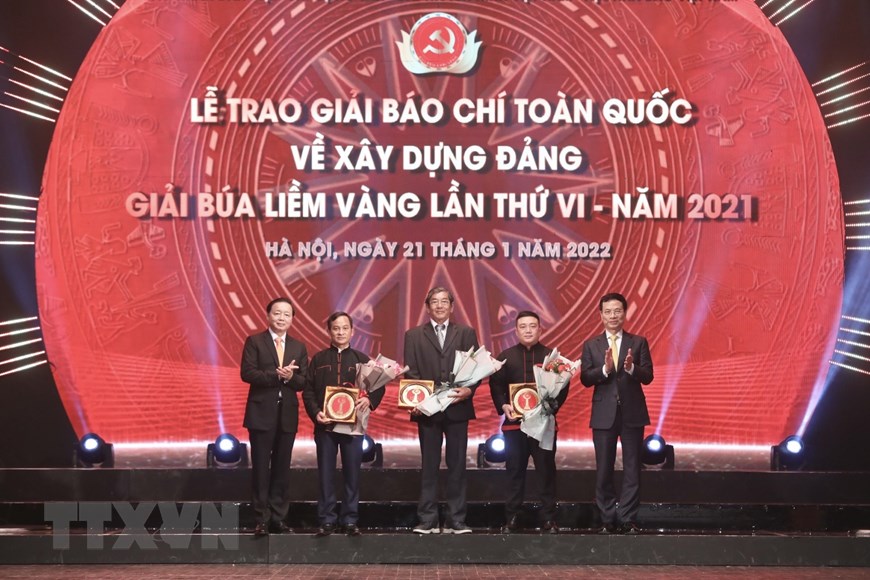 Bộ trưởng Bộ Tài nguyên và Môi trường Trần Hồng Hà và Bộ trưởng Bộ Thông tin và Truyền thông Nguyễn Mạnh Hùng trao giải cho 3 nhân vật tiêu biểu trong các tác phẩm. Ảnh: TTXVN