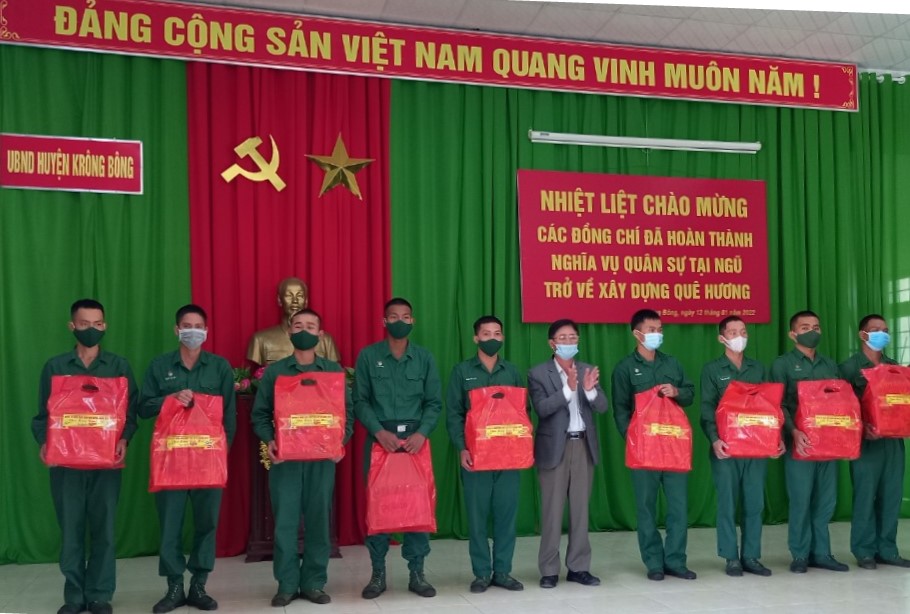 Lãnh đạo huyện Krông Bông trao quà tặng quân nhân xuất ngũ trở về địa phương