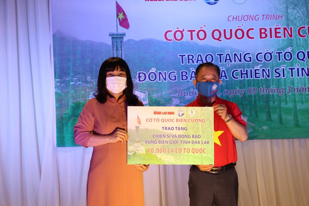 Đại diện Báo Người lao động trao bàng tượng trưng tặng 10.000 lá cờ cho tỉnh Đắk Lắk