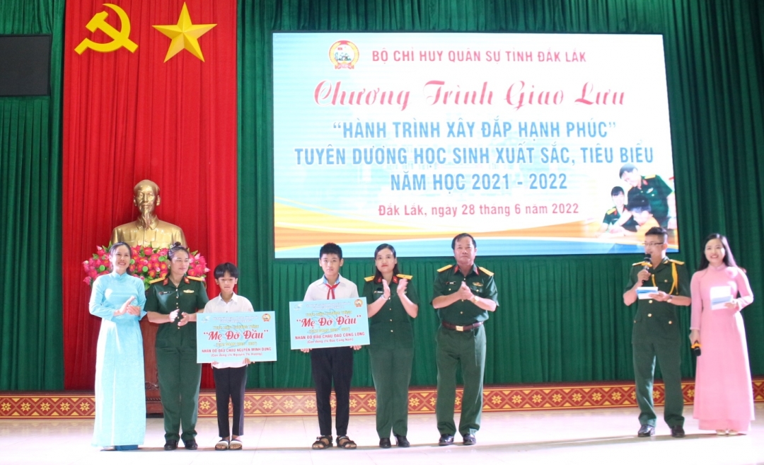 Các Phòng Chính trị và Tham mưu nhận đỡ đầu hai học sinh khó khăn