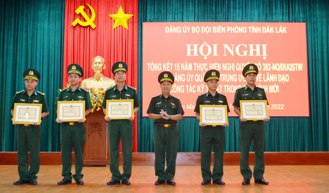 Các tập thể, cá nhân được khen thưởng trong thực hiện Nghị quyết 382 của Quân ủy Trung ương về lãnh đạo công tác kỹ thuật trong tình hình mới. 