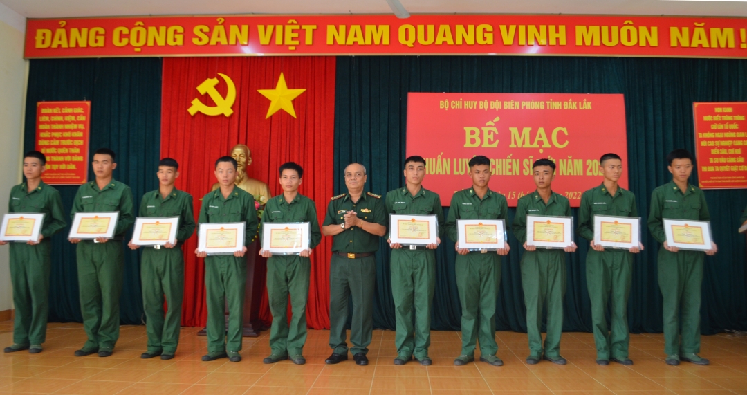 Lãnh đạo Bộ Chỉ huy BĐBP tỉnh tặng giấy khen cho các cá nhân có thành tích trong huấn luyện chiến sĩ mới