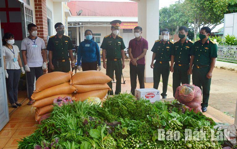 
Trung đoàn 584 tổ chức hỗ trợ lương thực, thực phẩm tại xã Cư Bao, thị xã Buôn Hồ