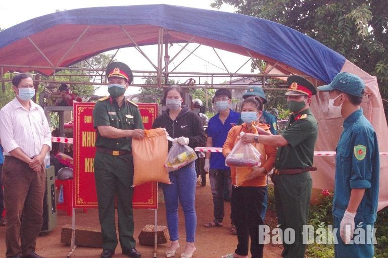 Ban Chỉ huy Quân sự huyện Ea Hleo bàn giao các phần quà tại các điểm chốt để lực lượng chức năng mang đến cho người dân