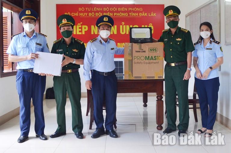 Đại diện Cục Quản lý thị trường tỉnh Đắk Lắk trao hỗ trợ vật chất phục vụ công tác phòng chống dịch cho BĐBP tỉnh 