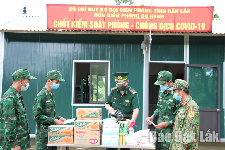 Đại tá Đỗ Quang Thấm (giữa) trao quà, động viên cán bộ, chiến sĩ tại Chốt kiểm soát phòng chống dịch COVID-19 của Đồn Biên phòng Bo Heng