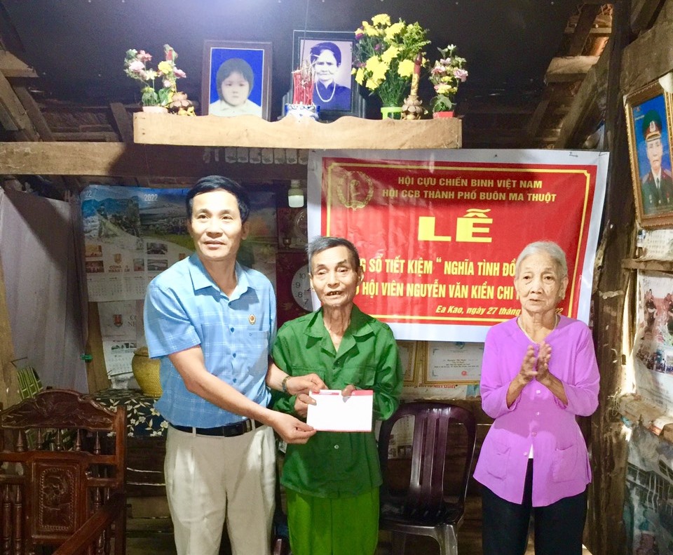 Ông Nguyễn Trung Hải, Chủ tịch Hội Cựu chiến binh thành phố trao sổ tiết kiệm tặng hội viên.