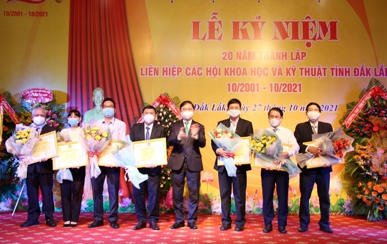 Lãnh đạo Liên hiệp các Hội Khoa học và Kỹ thuật Việt Nam tặng Bằng khen tập thể, cá nhân có thành tích xuất sắc trong công tác, giai đoạn 2001 - 2021.