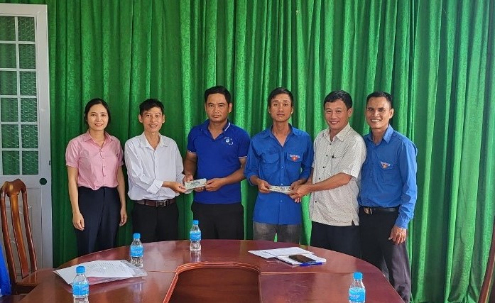 Đại diện Huyện đoàn - Hội LHTN huyện trao vốn khởi nghiệp cho các thanh niên trên địa bàn xã Ea Nuôl.