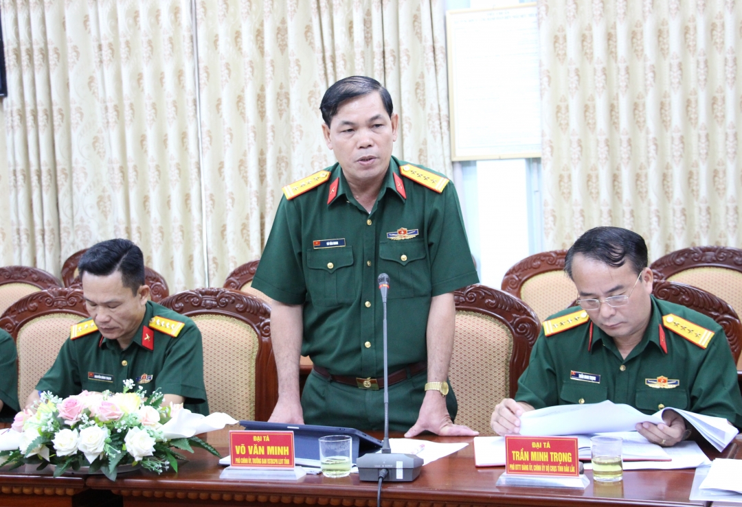 Đại tá Võ Văn Minh, Phó Chính ủy Bộ Chỉ huy Quân sự tỉnh chia sẻ ý kiến tại buổi làm việc.
