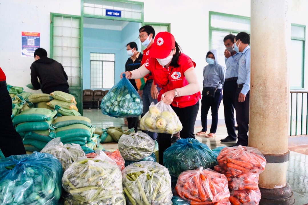 Hội viên, tình nguyện viên Hội Chữ thập đỏ tham gia hỗ trợ người dân có hoàn cảnh khó khăn trên địa bàn huyện Krông Ana. Ảnh: Phương Thu