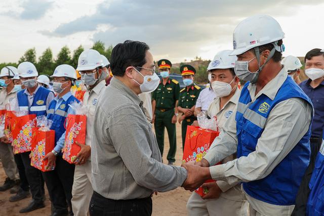 Thủ tướng Chính phủ Phạm Minh Chính chúc Tết, động viên kỹ sư, công nhân đã làm việc xuyên Tết không nghỉ để đẩy nhanh tiến độ thi công tuyến đường cao tốc Phan Thiết - Dầu Giây.