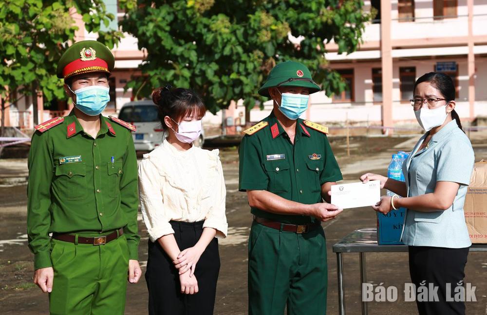 Phó trưởng Đoàn ĐBQH chuyên trách tỉnh Lê Thị Thanh Xuân (bìa phải) tặng quà động viên lực lượng thực hiện nhiệm vụ ở Khu cách ly tập trung tại Trường Cao đẳng Công nghệ Tây Nguyên.