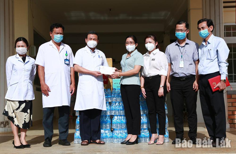 Đoàn công tác thăm hỏi và tặng quà cán bộ, đội ngũ y - bác sĩ và nhân viên y tế Bệnh viện Lao và bệnh Phổi tỉnh.