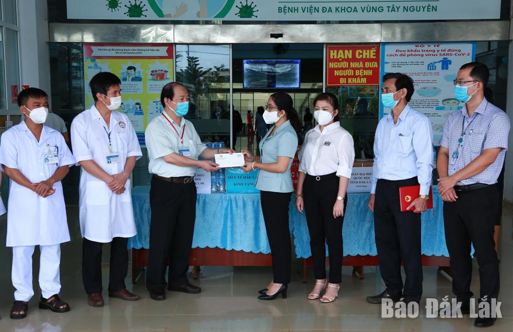Phó trưởng Đoàn ĐBQH chuyên trách tỉnh Lê Thị Thanh Xuân (thứ 4 từ phải qua) cùng đoàn công tác thăm hỏi và tặng quà cán bộ, y - bác sĩ Bệnh viện Đa khoa vùng Tây Nguyên.